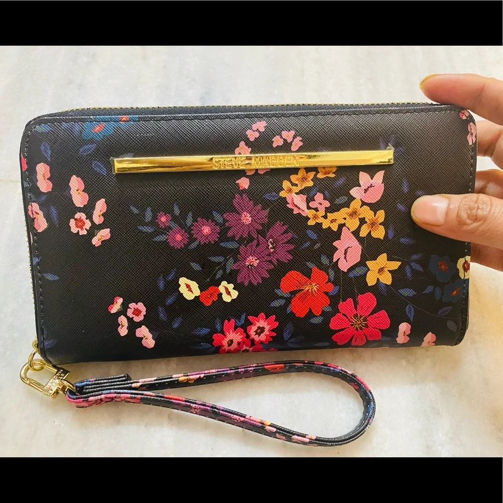 Brand new never used, steve madden bigger
size wrist wallet - Picture 1 of 13